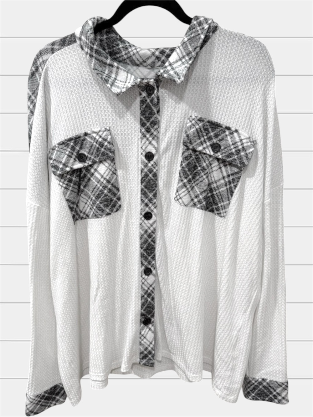 Chic Plaid Button-Down Shirt - Black and White